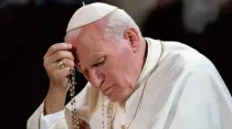 El Papa San Juan Pablo II rezando el Rosario.