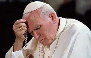 El Papa San Juan Pablo II rezando el Rosario. Crédito: L'Osservatore Romano.