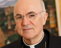Arzobispo Carlo María Viganó.
