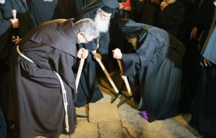El Patriarca greco-ortodoxo Teu00f3filo III, el Arzobispo Sevan Gharibian y fray Francesco Patton levantando la primera piedra del suelo del Santo Sepulcro. Cru00e9dito: Custodia de Tierra Santa. 