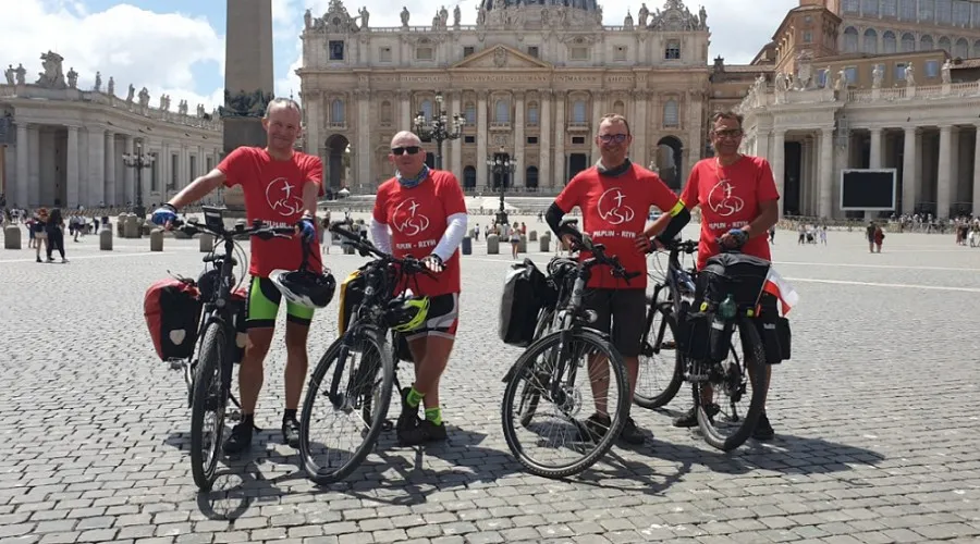 Sacerdotes y laico ciclistas llegan a Roma desde Polonia. Crédito: Twitter de PelplinRzym.?w=200&h=150