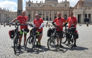 Sacerdotes y laico ciclistas llegan a Roma desde Polonia. Cru00e9dito: Twitter de PelplinRzym. 