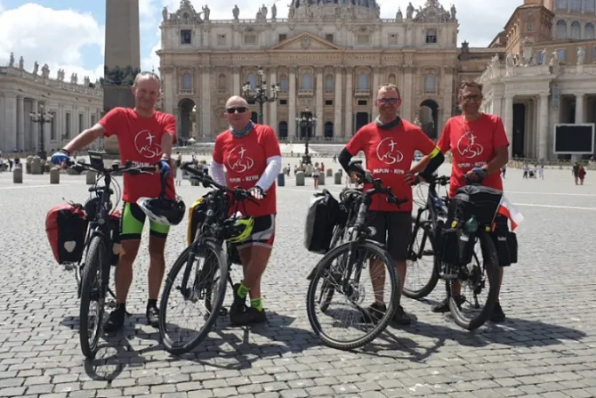 Sacerdotes y un laico ciclistas peregrinan de Polonia a Roma por la vida y las vocaciones