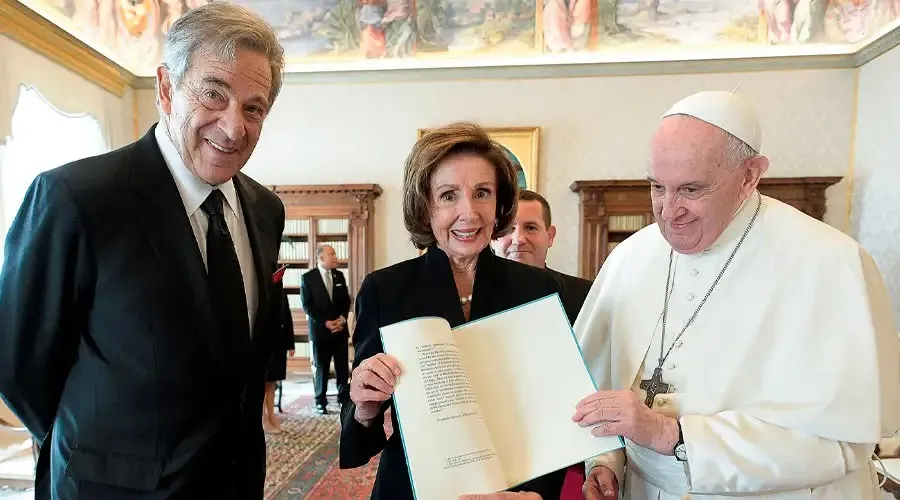 Paul y Nancy Pelosi durante su reunión con el Papa Francisco en el Vaticano el 9 de octubre de 2021 / Crédito: Vatican Media.