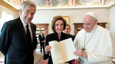 Encuentro con Papa Francisco no es respaldo a postura pro aborto de Nancy Pelosi, precisan
