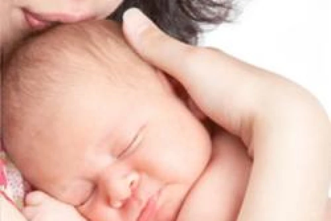 Mujer adoptada agradece a madre biológica rechazar aborto y “decir sí a la vida”