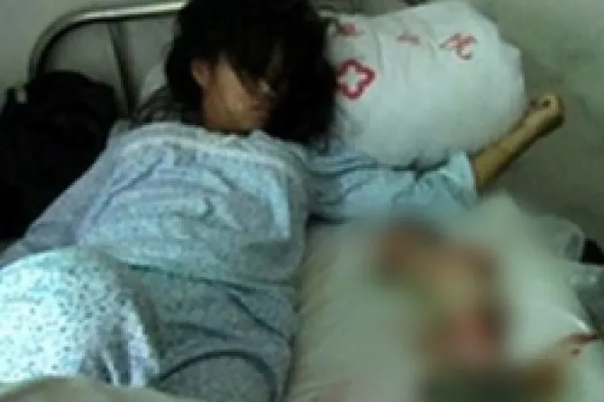 Foto de madre con bebé abortado a la fuerza despierta interés mundial por abusos en China