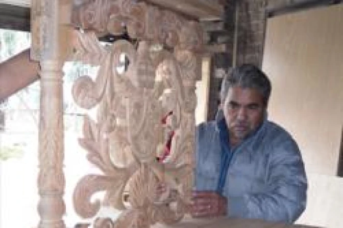 Carpintero regala reclinatorio que el Papa usará en León