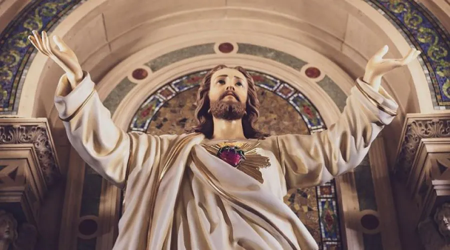 Estatua del Sagrado Corazón de Jesús antes de ser vandalizada. Crédito: Instagram de la Diócesis de El Paso.