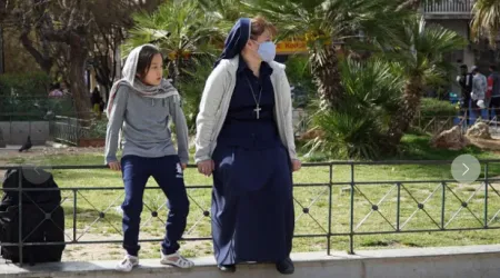 Religiosa misionera se reencuentra con Dios sirviendo a los refugiados en Grecia