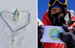 Imagen de la Virgen y el Santo Rosario en la cima del Everest y Abraham Tagit Sorang portando la bandera de la Asociaciu00f3n Catu00f3lica de Arunachal Pradesh. Cru00e9dito: Cortesu00eda de Tagit Sorang Abraham. 