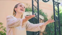 Cantante católica Athenas. Crédito: Captura del videoclip de "Samaritana" del canal oficial de YouTube de Athenas.