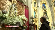 El P. Alfredo Amesti rezando ante la imagen de la Virgen del Carmen de la Parroquia San José de Perú. Crédito: EWTN Noticias.
