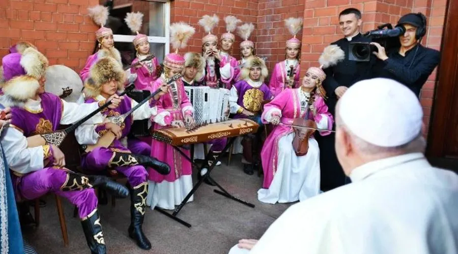 El Papa Francisco escuchando a la numerosa familia musulmana de músicos en Kazajistán. Crédito: Vatican Media.?w=200&h=150