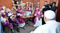 El Papa Francisco escuchando a la numerosa familia musulmana de músicos en Kazajistán. Crédito: Vatican Media.