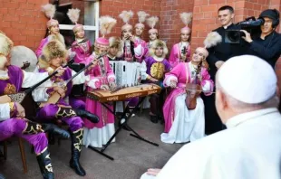El Papa Francisco escuchando a la numerosa familia musulmana de músicos en Kazajistán. Crédito: Vatican Media. 