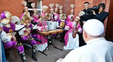 Estos padres y sus 21 hijos sorprenden al Papa Francisco con un concierto en vivo