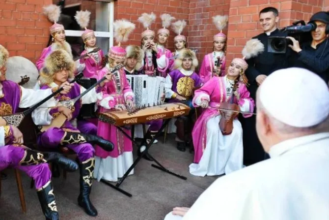 Estos padres y sus 21 hijos sorprenden al Papa Francisco con un concierto en vivo