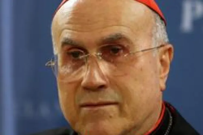 Iluminar justicia humana con la divina, alienta Cardenal Bertone