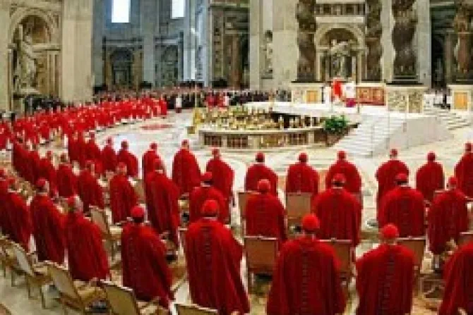 Cardenales agradecen a Benedicto XVI su "servicio de amor"
