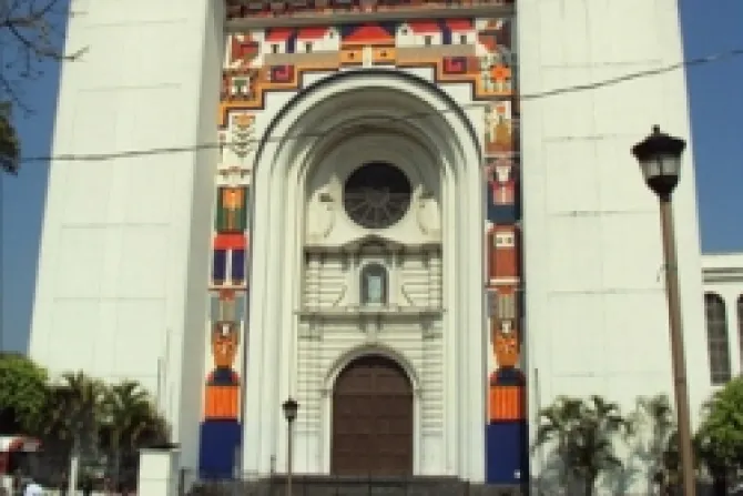 Manifestantes devuelven catedral de San Salvador luego de 96 días