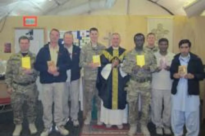 En zona de guerra sacerdote alienta fe católica de jóvenes soldados