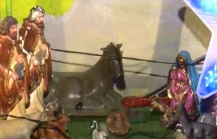 Pesebre creado por los dos recicladores Emanuel y Gloria en la calle de Bogotu00e1, Colombia, para la Navidad 2021. Cru00e9dito: Captura de video del Twitter de Noticias Caracol. 