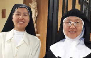 La religiosa agustina recoleta Sor María Zhang, junto a su hija Sor María Sun Shen, en 2020. Crédito: Agustinosrecoletos.org