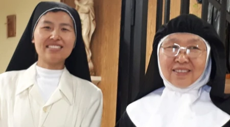 La religiosa agustina recoleta Sor María Zhang, junto a su hija Sor María Sun Shen, en 2020.