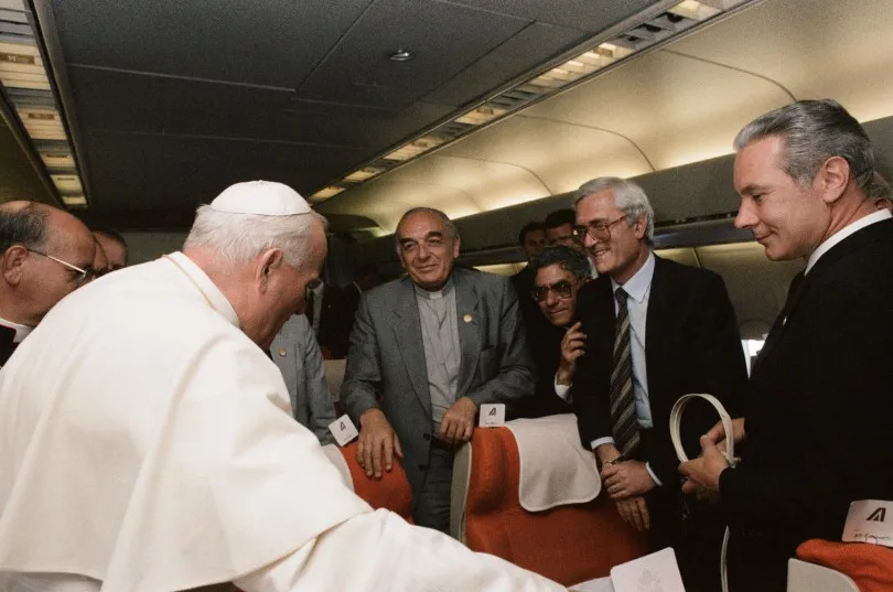 El Cadenal Roberto Tucci en vuelo con Juan Pablo II en 1985 en viaje a América Latina / Foto: "Compagni di viaggio" y LEV/OR?w=200&h=150