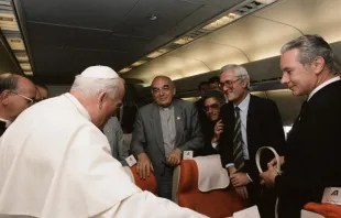 El Cadenal Roberto Tucci en vuelo con Juan Pablo II en 1985 en viaje a América Latina / Foto: "Compagni di viaggio" y LEV/OR 