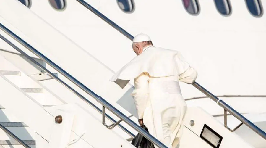 El Papa Francisco sube al avión que lo trasladará a Mozambique. Foto: Daniel Ibáñez / ACI Prensa.