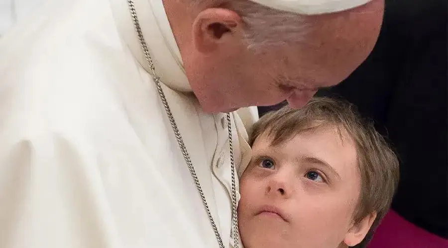 El Papa Francisco abraza a un niño con Síndrome de Down. Crédito: Vatican Media.