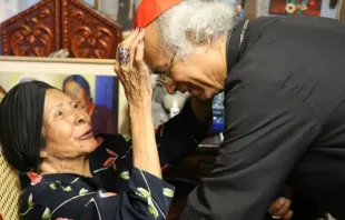 El Cardenal Leopoldo Brenes y su madre Liliam Solorzano de Brenes. Foto tomada el 7 de marzo de 2014. Crédito: Facebook de la Arquidiócesis de Managua. 