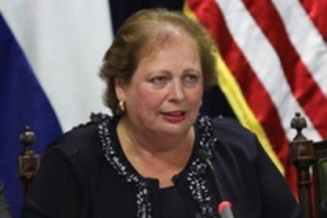 El Salvador: Expresan preocupación por retorno de embajadora pro gay de EEUU