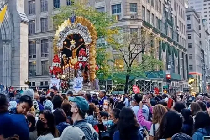 Fieles viralizan video de multitudinaria procesión del Señor de los Milagros