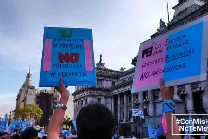 “Con mis hijos no te metas”: Argentina marchó contra la ideología de género 