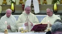 P. Probo Vaccarini (izq) concelebrando la misa en Rimini (Italia). Crédito. Vatican News. 