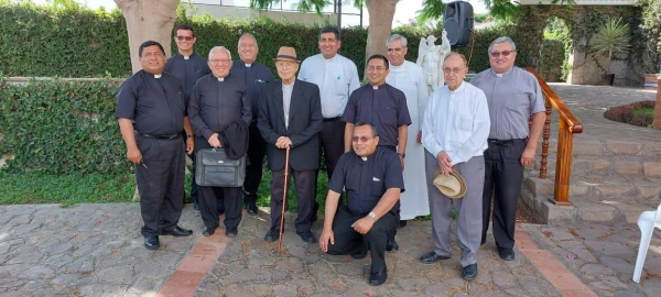 Mons. Mario Busquets (al centro) con algunos sacerdotes. Crédito: Prelatura de Yauyos.