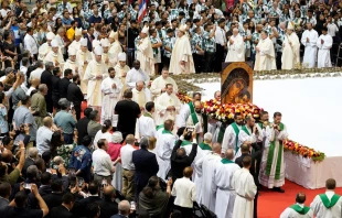 20.000 asistieron al Barclays Center en Brooklyn, Nueva York, para la Misa de aniversario por los 50 años del Camino Neocatecumenal en Estados Unidos. Crédito: Gregory A. Shemitz, courtesy DeSales Media Group