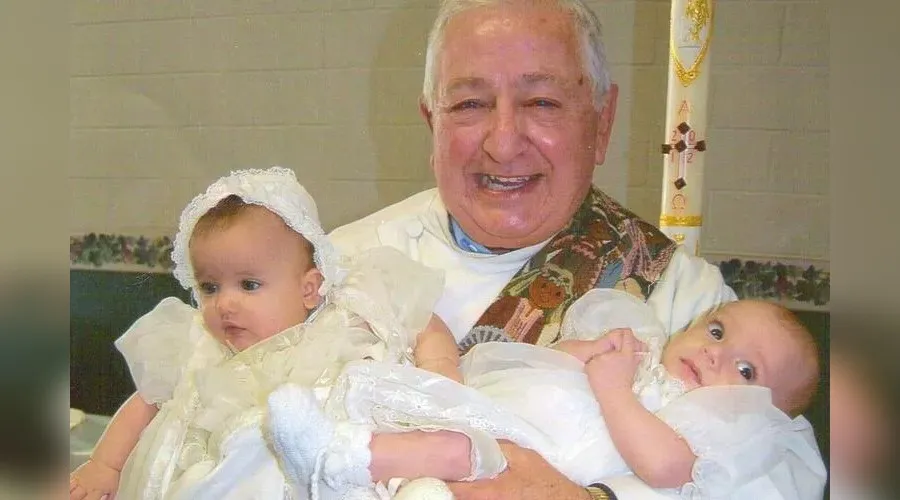 El diácono Joseph Tedeschi con dos bebés. Crédito: Deacon Joseph Tedeschi.