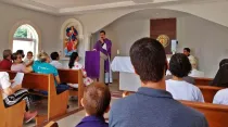 Misa en la Capilla de Nossa Senhora Unatadora dos Knots y Sagrada Familia, en Várzea Grande, en Mato Grosso. Crédito: Rede Marajó.
