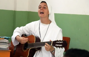 La Hna. Clare Crockett tocando la guitarra. Crédito: Cortesía Hna. Kristen Gardner, postuladora de la causa de la Hna. Clare Crockett