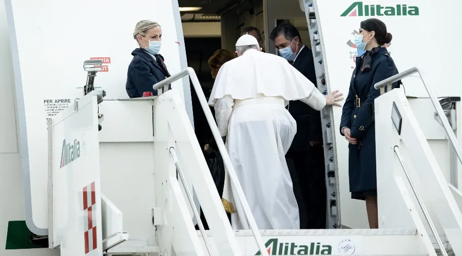 Papa Francisco entre en un avión/Imagen referencial. Crédito: Daniel Ibáñez/ACI Prensa?w=200&h=150