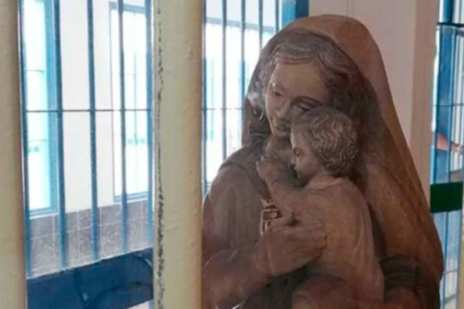 Talla de la Virgen de la Merced en una cárcel española.