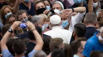 Gente con mascarillas saluda al Papa Francisco. Crédito: Daniel Ibáñez/ACI Prensa