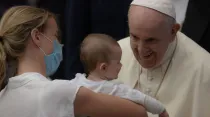 Imagen referencial de una familia con el Papa Francisco. Crédito: Daniel Ibáñez/ACI Prensa