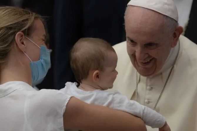 La alegría de ser una familia no significa que todo vaya bien, dice el Papa Francisco