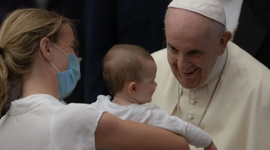 El Papa Francisco con un niño y su madre/ Imagen referencial. Crédito: Daniel Ibáñez/ACI Prensa