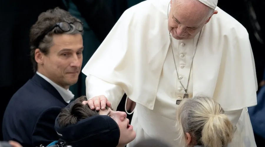 El Papa Francisco con un niño enfermo. Crédito: Daniel Ibáñez/ACI Prensa?w=200&h=150
